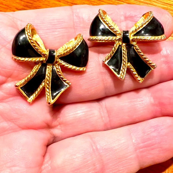 KJL for Avon Kenneth J Lane Black Enamel Bow Earrings Post Gold Tone Vintage - Picture 1 of 6